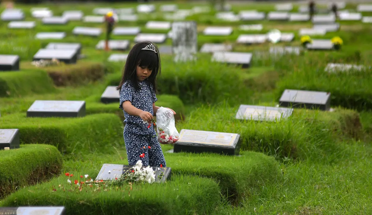 Ziarah kubur merupakan aktivitas mengunjungi makam untuk mendoakan orang tua, saudara, atau kerabat yang sudah meninggal dunia. (merdeka.com/Arie Basuki)