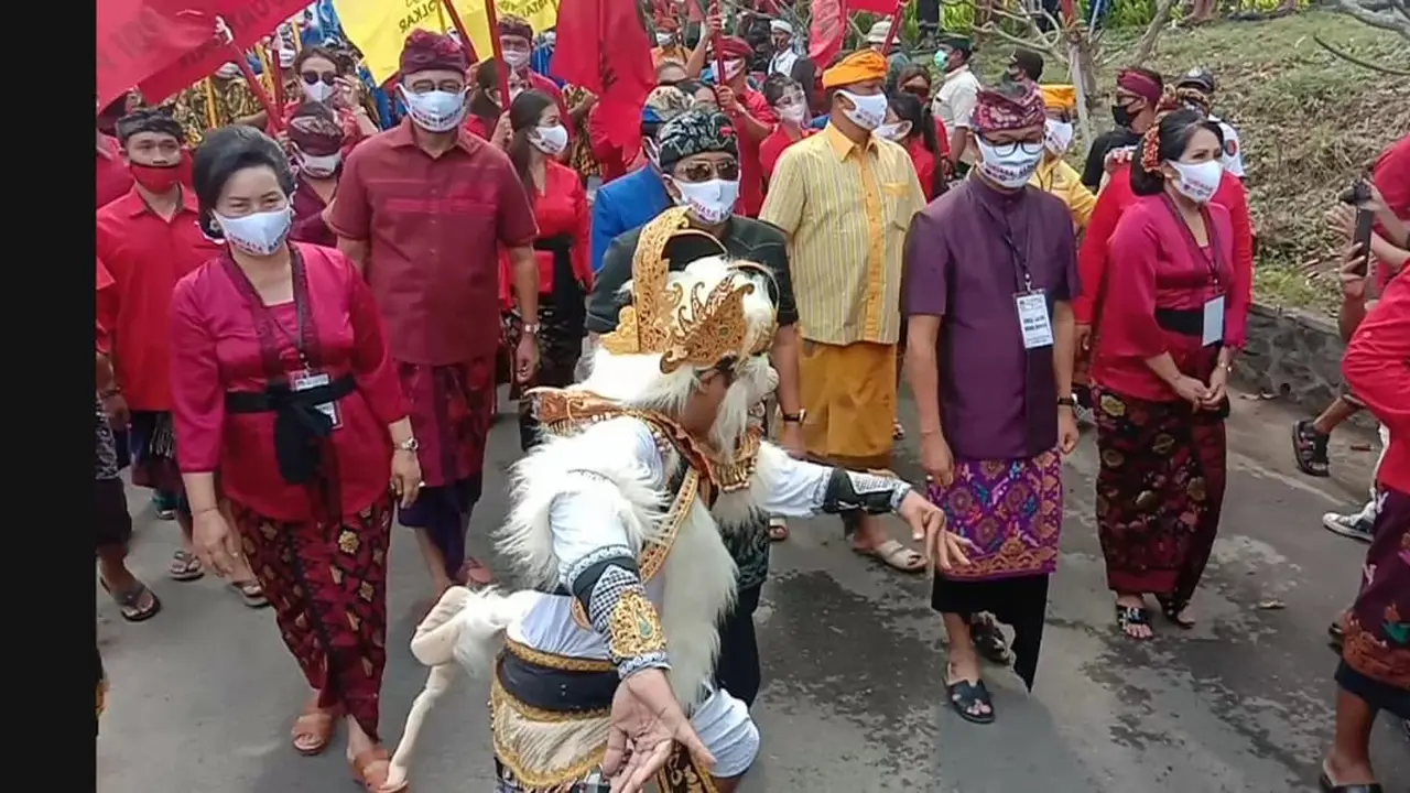 Petahana Kabupaten Badung GiriAsa saat mendaftar ke KPU Badung