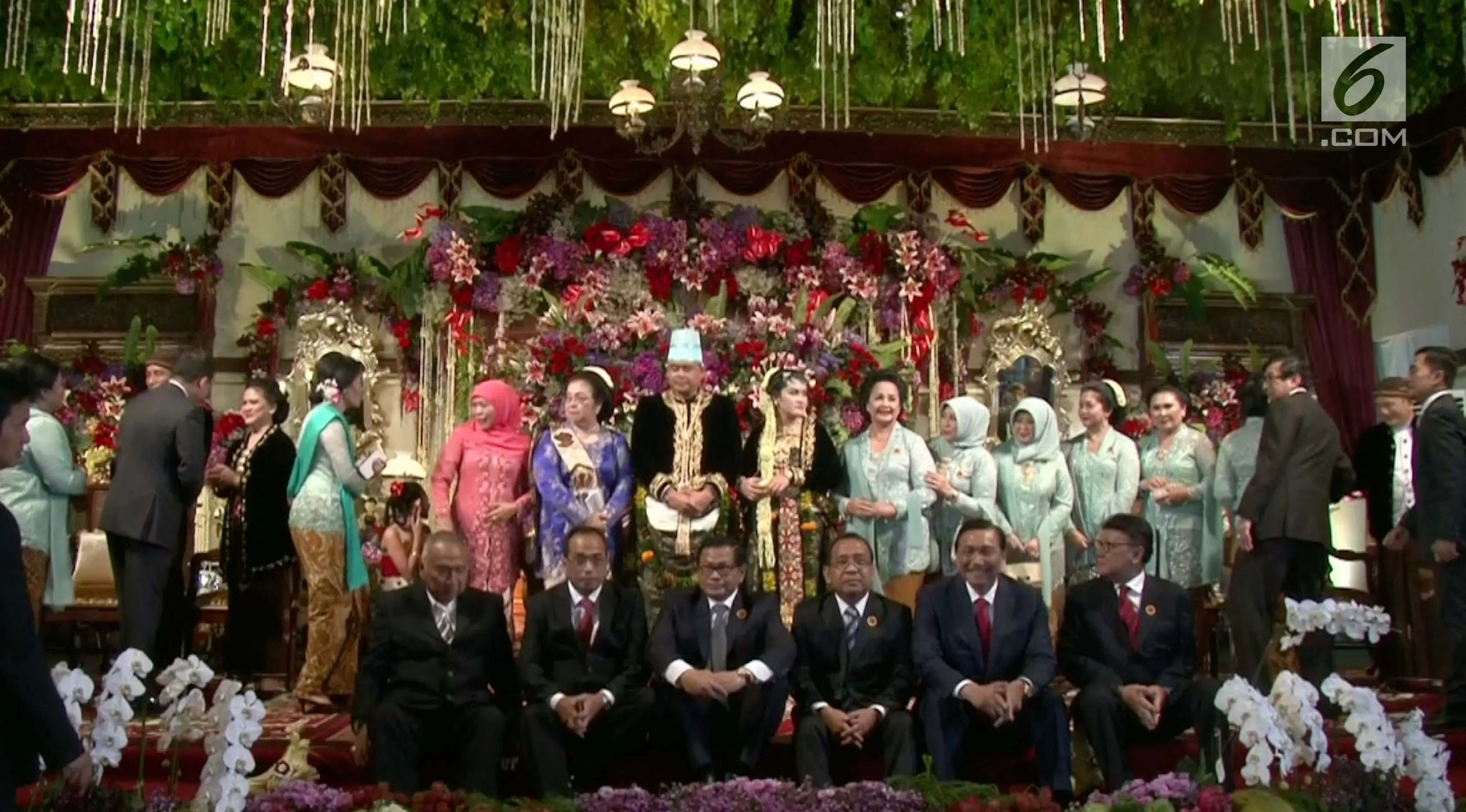 Sejumlah menteri duduk di bawah saat foto bersama dalam resepsi pernikahan putri Presiden Jokowi, Kahiyang Ayu dan Bobby Nasution di Gedung Graha Saba Buana, Solo, Rabu (8/11). (Liputan6.com)