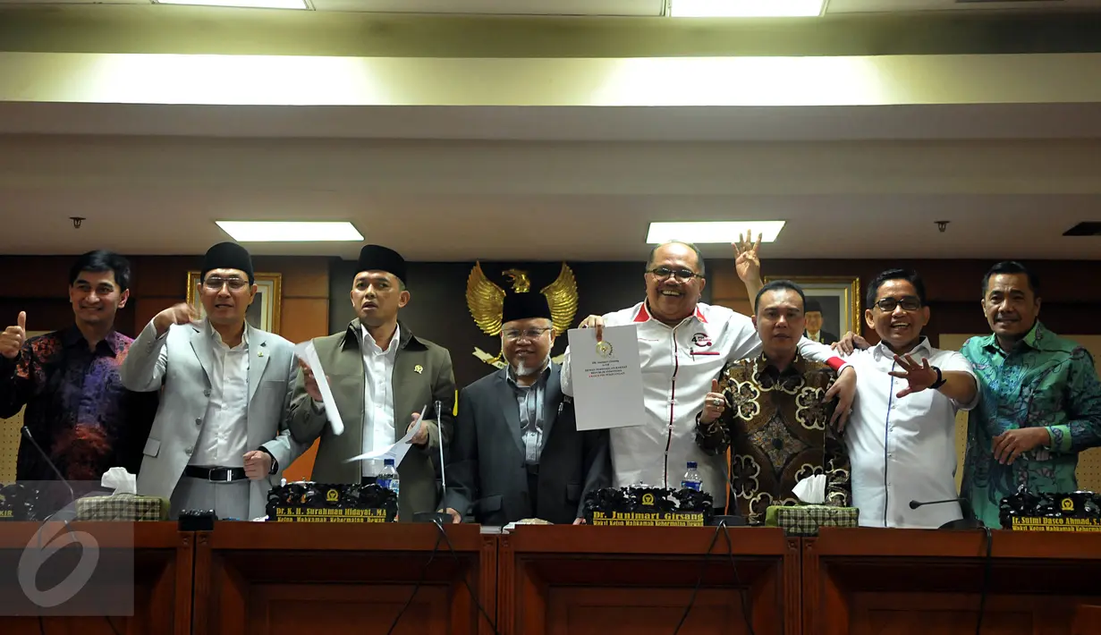 Mahkamah Kehormatan Dewan menunjukan surat pengunduran diri Setya Novanto sebagai Ketua DPR, Jakarta, Rabu (16/12/2015). Dengan adanya surat tersebut maka masa sidang Pelanggaran Etik Setya Novanto dinyatakan selesai. (Liputan6.com/Johan Tallo)