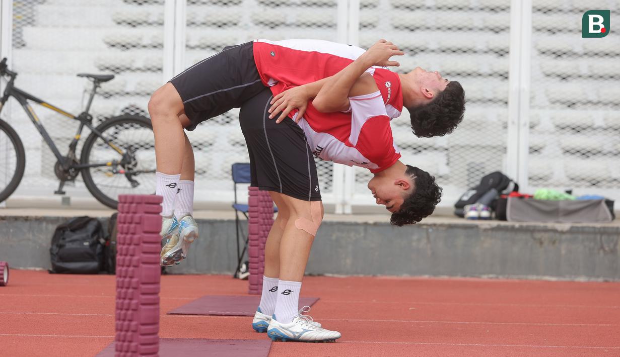 Timnas Indonesia U-20 menggelar sesi latihan terbuka di Stadion Madya, Kompleks Gelora Bung Karno, Senayan, Jakarta, Rabu (15/1/2025). Latihan tersebut untuk persiapan Piala Asia U-20 2025. (Bola.com/M Iqbal Ichsan)