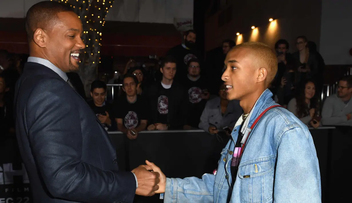 Aktor Will Smith bersalaman dengan putranya Jaden Smith saat menghadiri Premiere's Netflix's "Bright" di Regency Village Theatre di Westwood, California (13/12). (AFP Photo/Kevin Winter)
