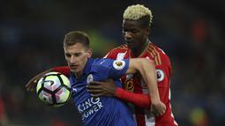 Aksi pemain Leicester City, Marc Albrighton mengamankan bola dari pemain Sunderland, Didier Ibrahim Ndong pada lanjutan Premier League di King Power Stadium, Leicester, Selasa (4/4/ 2017) Waktu setempat. Leicester menang 2-0. (Mike Egerton/PA via AP)