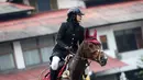 Selebritas Indonesia, Shireen Sungkar berkompetisi dalam cabang olahraga berkuda nomor show jumping Turnamen Olahraga Selebriti Indonesia (TOSI) Season 3 yang berlangsung di Arthayasa Stable, Depok, Jawa Barat, Jumat (01/11/2024). (Bola.com/Bagaskara Lazuardi)