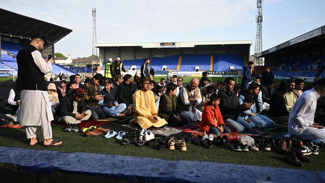 Foto: Tranmere Rovers, Klub Liga Inggris Milik Pengusaha Indonesia Gelar Salat Idul Fitri yang Diikuti Lebih dari 700 Jamaah