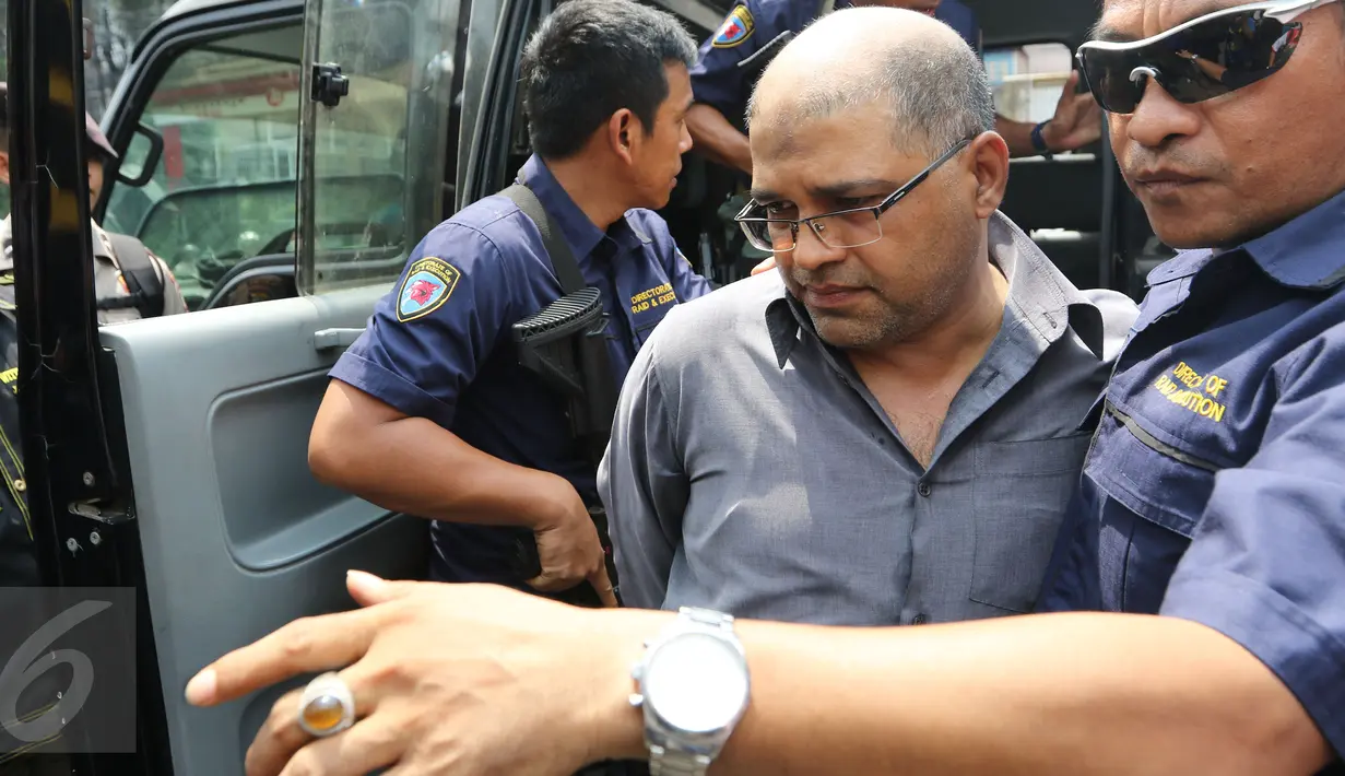 Seorang Warga Negara Asing (WNA) diamankan petugas saat razia di kawasan Petamburan, Jakarta, Jumat (29/1). Diduga razia tersebut terkait kasus penggerebekan sabu ratusan kilogram di Jepara. (Liputan6.com/Herman Zakharia)