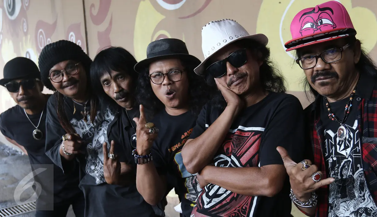 Grup musik Orkes Melayu Pengantar Minum Racun (OM PMR) berpose saat peluncuran single terbarunya yang berjudul "Too Long To Be Alone" di Jakarta, Rabu (15/3). (Liputan6.com/Herman Zaharia)