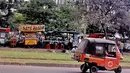 Pedagang kaki lima di tepi jalan sekitar Masjid Istiqlal. Terlihat bajaj sedang melesat di depannya. (Source: Instagram/@perfectlifeid)