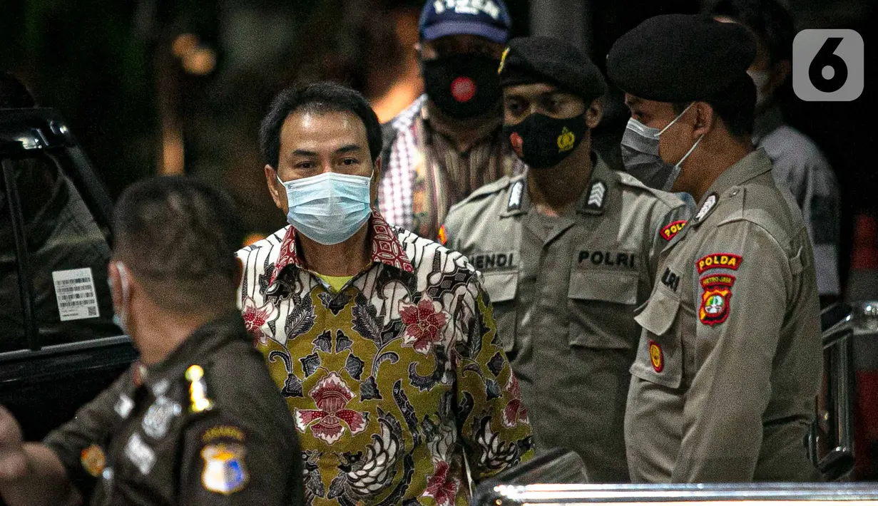 Wakil Ketua DPR RI Azis Syamsuddin tiba di Gedung KPK, Jakarta, Jumat (24/9/2021). Kehadiran Azis untuk menjalani pemeriksaan pertama terkait kasus dugaan suap penanganan perkara di Kabupaten Lampung Tengah. (Liputan6.com/Faizal Fanani)