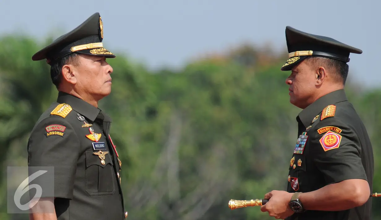 Jenderal TNI Moeldoko (kiri) menyerahkan tugas dan tanggung jawab sebagai Panglima TNI kepada Jenderal TNI Gatot Nurmantyo di Mabes TNI Jakarta, Selasa (14/7/2015). Upacara serah terima jabatan ini dihadiri 1.664 pasukan. (Liputan6.com/Helmi Fithriansyah)