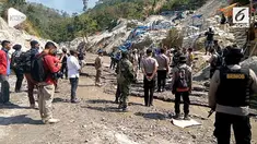 Kapolda Maluku dan Bupati Buru menuntup lokasi penambangan emas lar di Gunung Botak. 7.000 hingga 8.000 warga menghuni lokasi penambangan liar di Gunung Botak