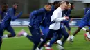 Pemain Timnas Prancis, Kylian Mbappe saat berlatih menjelang Kualifikasi Euro 2024 di Clairefontaine-en-Yvelines pada 21 Maret 2023. Mbappe akan memulai debut sebagai kapten Les Bleus pada 25 Maret 2023 saat melawan Belanda. (AFP/Franck Fife)