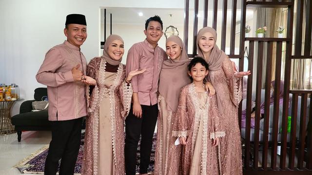 Ayu Ting Ting mengenakan hijab saat hadir dalam syukuran rumah baru Assyifa Nuraini sang adik (Foto: Instagram @ayutingting92)