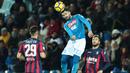 Bek Napoli, Elseid Hysaj, menyundul bola saat melawan Crotone pada laga Serie A Italia di Stadion Ezio Scida, Crotone, Jumat (29/12/2017). Crotone kalah 0-1 dari Napoli. (AFP/Carlo Hermann)