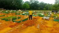 Belasan makam ambles di TPU Payung Sekaki Pekanbaru sudah diperbaiki oleh penjaga di sana. (Liputan6.com/M Syukur)