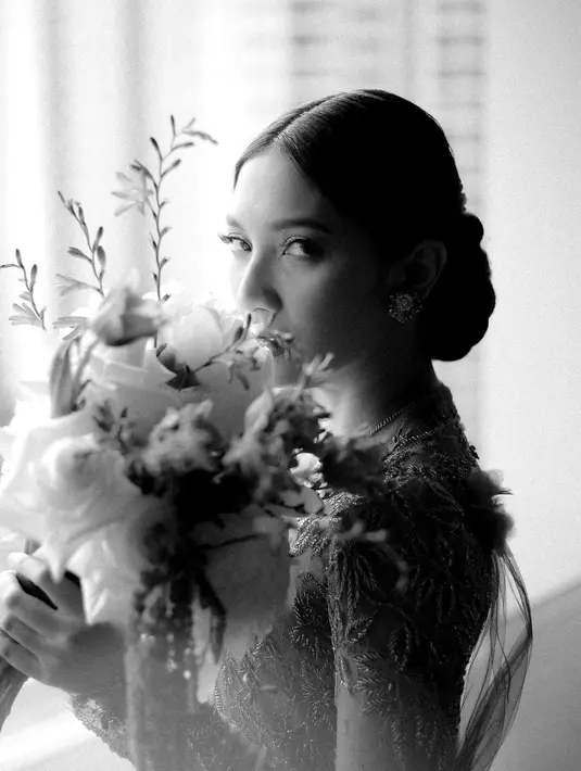 Pulasan makeupnya dibuat elegan, karya makeup artis kenamaan Bubah Alfian. Sederhana namun bikin pangling, tetap menampilkan kesederhanaan penuh karakter. (Foto: Instagram/ Vidi Aldiano/ @candisoeleman).