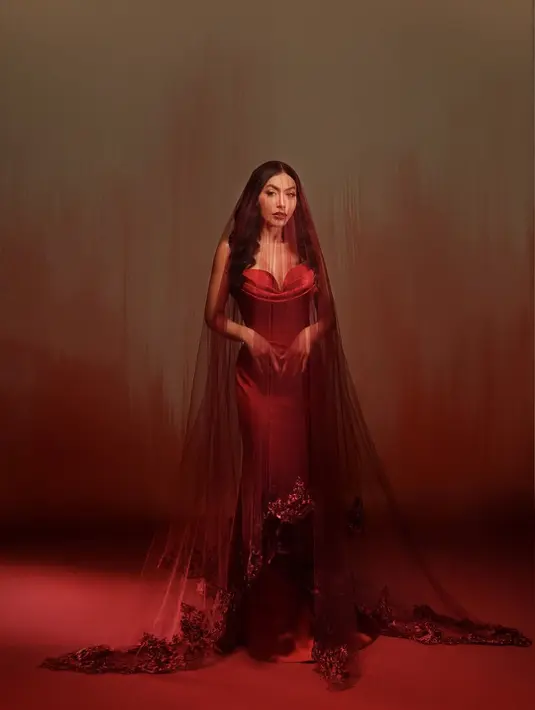 Lengkapi busananya sebagai pengantin, Denada kenakan veil lace panjang berwarna merah [@denadaindonesia]