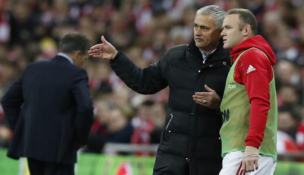 Sejak Jose Mourinho duduk di kursi manajer MU pada awal musim lalu, Wayne Rooney tersingkir dari skuat utama. (AFP/Ian Kington)