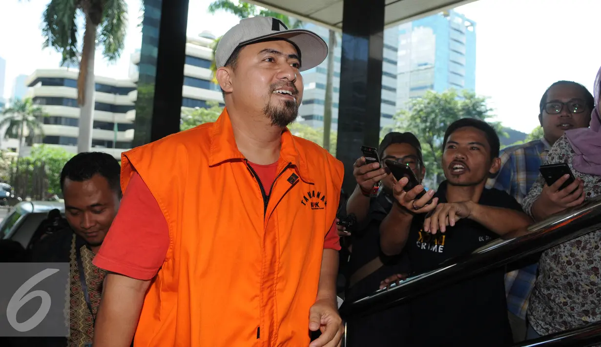 Kakak kandung Saipul Jamil, Samsul Hidayatullah Tersenyum saat berjalan masuk kedalam gedung KPK, Jakarta, Jumat (15/7). Samsul diperiksa sebagai tersangka terkait kasus dugaan suap panitera PN Jakarta Utara. (Liputan6.com/Helmi Afandi)