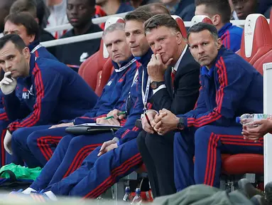 Pelatih Manchester United Louis van Gaal dan Asistennya terlihat murung saat Manchester United kebobolan menit awal Oleh Arsenal di Emirates Stadium, Minggu (04/10/2015). Arsenal menang 3-0 atas MU. (Action Images via Reuters / Carl Recine) 