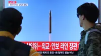 Warga  Korea Selatan menonton layar TV yang menunjukkan cuplikan arsip peluncuran rudal Korea Utara, di Stasiun Kereta Seoul, Selasa (29/8). Militer Korea Selatan mengatakan rudal diluncurkan di sebuah lokasi dekat ibu kota Pyongyang. (AP/Ahn Young-joon)