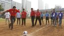 Gubernur DKI Jakarta, Basuki T Purnama menendang bola membuka Rusun Cup 2015 di Stadion Soemantri Brodjonegoro, Jakarta, Sabtu (24/10/2015). (Bola.com/Vitalis Yogi Trisna)