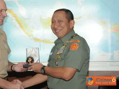 Citizen6, Cilangkap: Kasum TNI Letjen TNI J. Suryo Prabowo menyerahkan cinderamata kepada Commander US Marine Corps Forces Pacific, Liutenant General Duane D. Thiessen. (Pengirim: Badarudin Bakri)