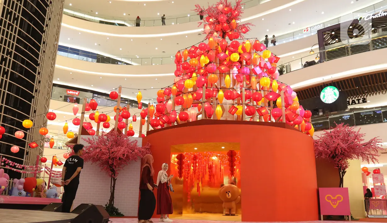 Pengunjung melihat instalasi spring lights di Atrium Senayan City, Jakarta, Rabu (22/1/2020). Jelang Tahun Baru Imlek, Senayan City menghadirkan instalasi Mega Brown setinggi 2,5 meter dan Pop Up Shop terbesar yang bisa dinikmati mulai 17 Januari sampai 9 Februari 2020.(Liputan6.com/Herman Zakharia)