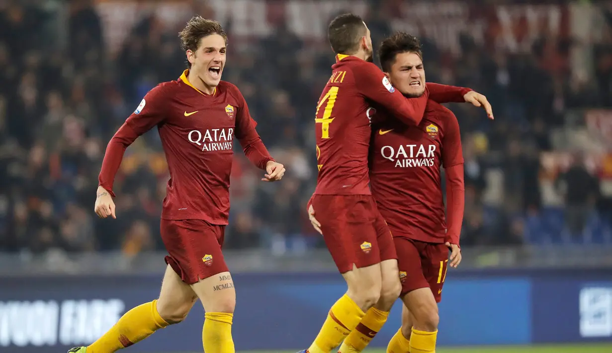 Gelandang AS Roma, Cengiz Under berselebrasi bersama rekannya usai mencetak gol lewat titik penalti melawan Inter Milan pada lanjutan Liga Italia di stadion Olimpiade Roma (3/11). Roma bermain imbang 2-2 atas Inter. (AP Photo/Andrew Medichini)