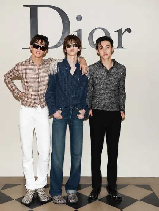 Trio CORTIS tak kalah memikat dengan long sleeve berkerah dan berkarakter. [Dior]