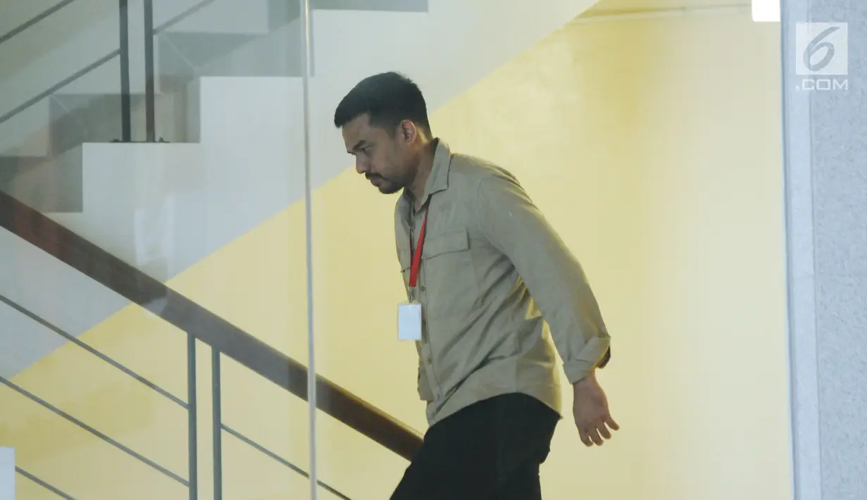 Wasekjen DPP Partai Golkar Maman Abdurrahman menuju ruang pemeriksaan di Gedung KPK, Jakarta, Senin (27/11). Ia menyebut diperiksa sebagai saksi meringankan atau saksi a de charge untuk Ketua Umum Golkar Setya Novanto. (Liputan6.com/Helmi Fithriansyah)