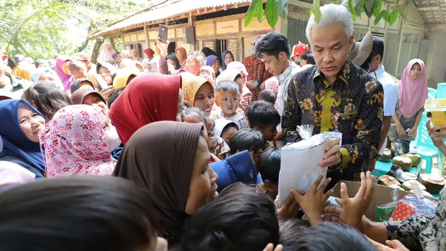 Gubernur Jawa Tengah Ganjar Pranowo saat menyambangi  Desa Sidogede, Prembun, Kabupaten Kebumen. Kedatangan ganjar untuk memberikan bantuan Rumah Tidak Layak Huni (RLTH).