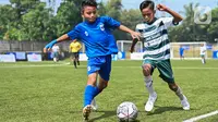 Pesepak bola saat bertanding dalam turnamen Transtama-Garuda International Cup 2 di Sentul, Bogor, Jawa Barat, Jumat (1/7/2022). (Liputan6.com/Pool/Yili)