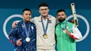 Rizki Juniansyah akhirnya keluar sebagai pemenang final 73 kg angkat besi putra Olimpiade Paris 2024. Sementara wakil Thailand Weeraphon Wichuma finis kedua. Sedangkan posisi ketiga ditempati wakil Bulgaria Bozhidar Dimitrov Andreev. (Miguel MEDINA/AFP)