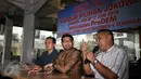 Aktivis Gerakan Indonesia Bersih, Adhie Massardi (kanan) memberi penyataan diskusi Kapolri Pilihan Jokowi di Jakarta, Jumat (17/6/2016). Diskusi membahas dipilihnya Komjen Pol Tito Tito Karnavian sebagai calon kapolri. (Liputan6.com/Helmi Fithriansyah)