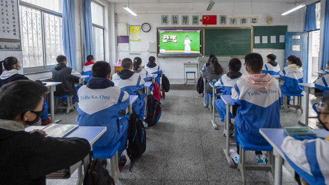 Para siswa mengikuti pelajaran melalui video di sebuah sekolah menengah pertama di Yinchuan, Daerah Otonom Etnis Hui Ningxia, China barat laut, Rabu (25/3/2020). Para siswa tahun terakhir sekolah menengah pertama dan sekolah menengah atas di Yinchuan kembali masuk sekolah. (Xinhua/Yang Zhisen)