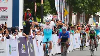 Pembalap asal Estonia Martin Laas dari tim Ferei Quick-Panda Podium Mongolia Team menjadi yang tercepat dan meraih juara pada etape kedua Tour de Banyuwangi Ijen. (Istimewa)