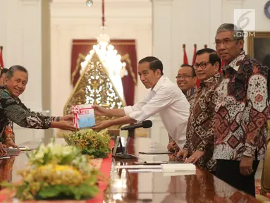 Presiden Joko Widodo (Jokowi) menerima Ikhtisar hasil Pemeriksaan Semester (IHSP) I Tahun 2019 dan Laporan Hasil Pemeriksaan (LHP) Periode Semester I Tahun 2019 dari Ketua Badan Pemeriksa Keuangan Moermahadi Soerja Djanegara di Istana Merdeka, Jakarta, Kamis (19/9/2019). (Liputan6.com/Angga Yuniar)