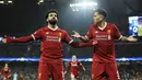 Striker Liverpool, Mohamed Salah dan Roberto Firmino, melakukan selebrasi usai mencetak gol ke gawang Manchester City pada laga Liga Champions di Stadion Etihad, Rabu (11/4/2018). Manchester City takluk 1-2 dari Liverpool. (AP/Rui Vieira)