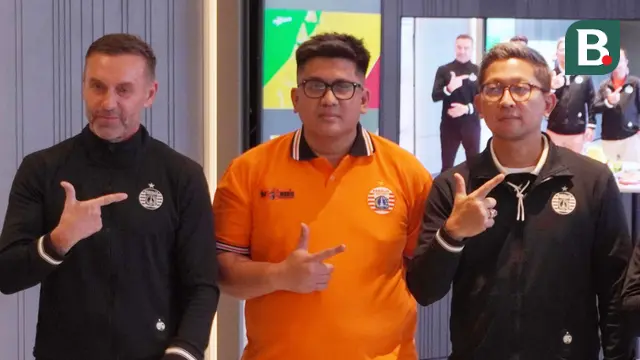 Foto: Momen Perayaan HUT Persija Jakarta ke-95, Thomas Doll Dapat Nasi Kuning dari Presiden Klub Macan Kemayoran
