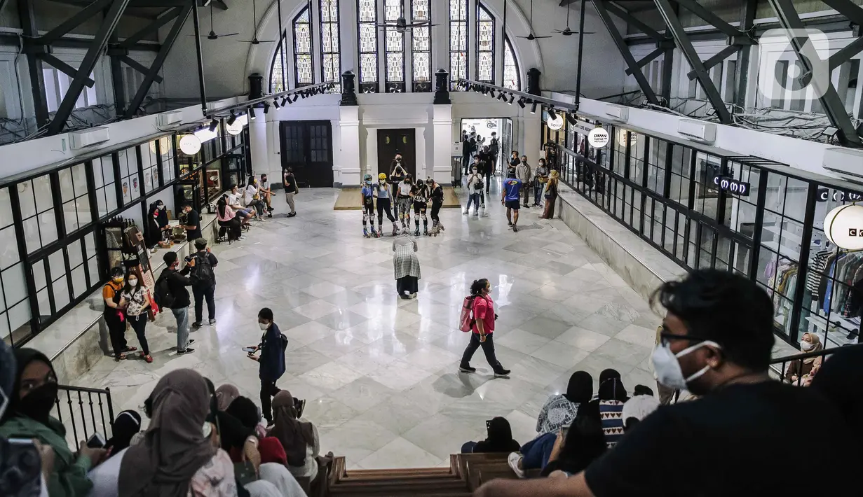 Sejumlah pengunjung memadati area tengah Pos Bloc di Jakarta Pusat, Sabtu (9/10/2021). Selain menjadi tempat berdiskusi, Pos Bloc juga akan mewadahi beberapa sektor usaha kreatif. (Liputan6.com/Faizal Fanani)