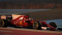 Pebalap Ferrari, Sebastian Vettel, kembali jadi yang tercepat sesi latihan bebas kedua (FP2) GP Bahrain di Sirkuit Sakhir, Jumat (14/4/2017) (Twitter/@F1)
