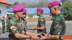 Citizen6, Surabaya: Danpusdikif Kodikmar Kobangdikal, Letkol Marinir Bambang Sukarno, menutup Diklaba TNI AL Angkatan IV di lapangan apel Pusdik Infanteri Kodikmar Gunungsari, Surabaya, Jumat (7/9). (Pengirim: Penkobangdikal).