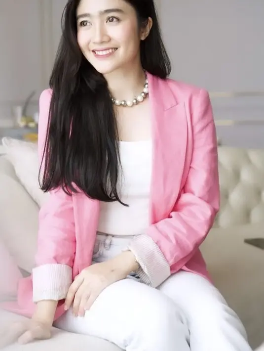 Febby Rastanty tampil mengenakan blazer pink dipadukan inner putih yang serasi dengan celananya. [@parle.senayan]