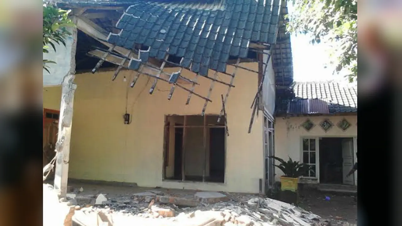 Gempa Dompu mengakibatkan rumah penduduk rusak.