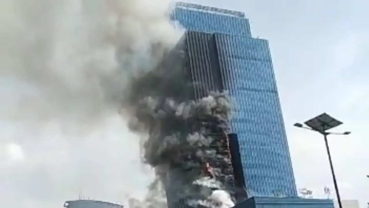 Kebakaran di Menara K-Link Jakarta, Jalan Gatot Subroto, Setiabudi, Jakarta Selatan, Sabtu (15/7/2023) pagi.