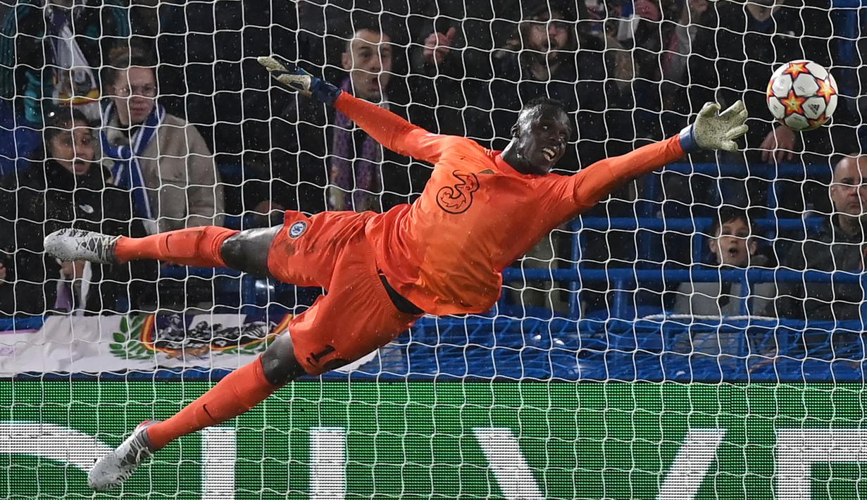 Edouard Mendy. Kiper Chelsea asal Senegal berusia 30 tahun ini tampil penuh di bawah mistar gawang Chelsea. Sayang, ia sempat membuat blunder dan harus kebobolan tiga gol dari striker Real Madrid, Karim Benzema. (AFP/Glyn Kirk)