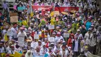 Massa dari LBH Jakarta dan berbagai element masyarakat melakukan aksi Karnaval Rakyat Lawan Korupsi dari patung kuda menuju Istana Negara, Jakarta, Rabu (8/4/2015). (Liputan6.com/Faizal Fanani)