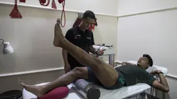 Bek Timnas Indonesia U-22, Bagas Adi Nugroho, menjalani terapi pemulihan di Cardea, Jakarta, Senin (31/7/2017). Lutut kiri dari pemain Arema FC ini mengalami cedera usai melakukan tekel pada kualifikasi Piala Asia U-23. (Bola.com/Vitalis Yogi Trisna)