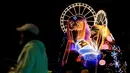 Orang-orang berjalan melewati lampu-lampu Natal tradisional di Medellin, Kolombia, pada tanggal 28 November 2024. (JAIME SALDARRIAGA/AFP)